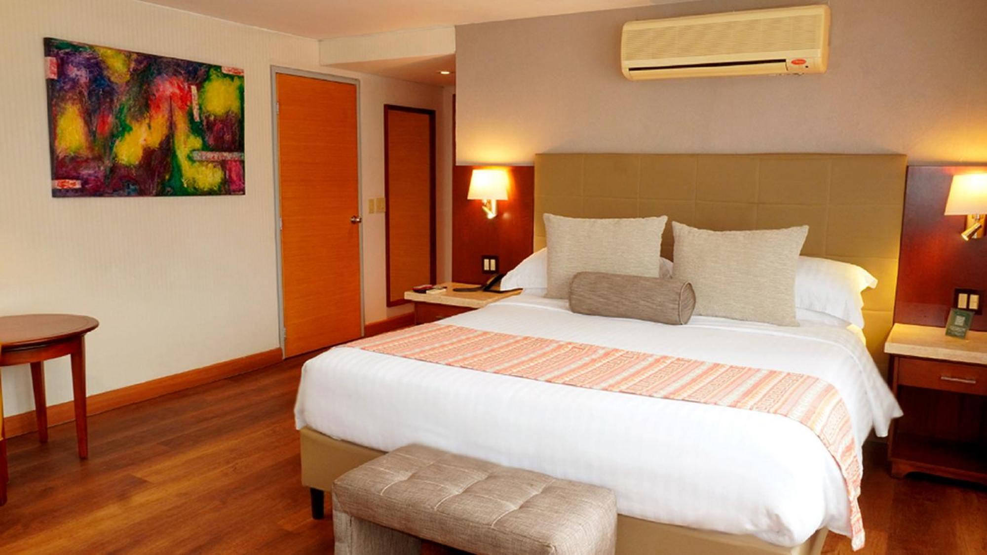 Bogota Plaza Hotel Exterior foto A room at the hotel