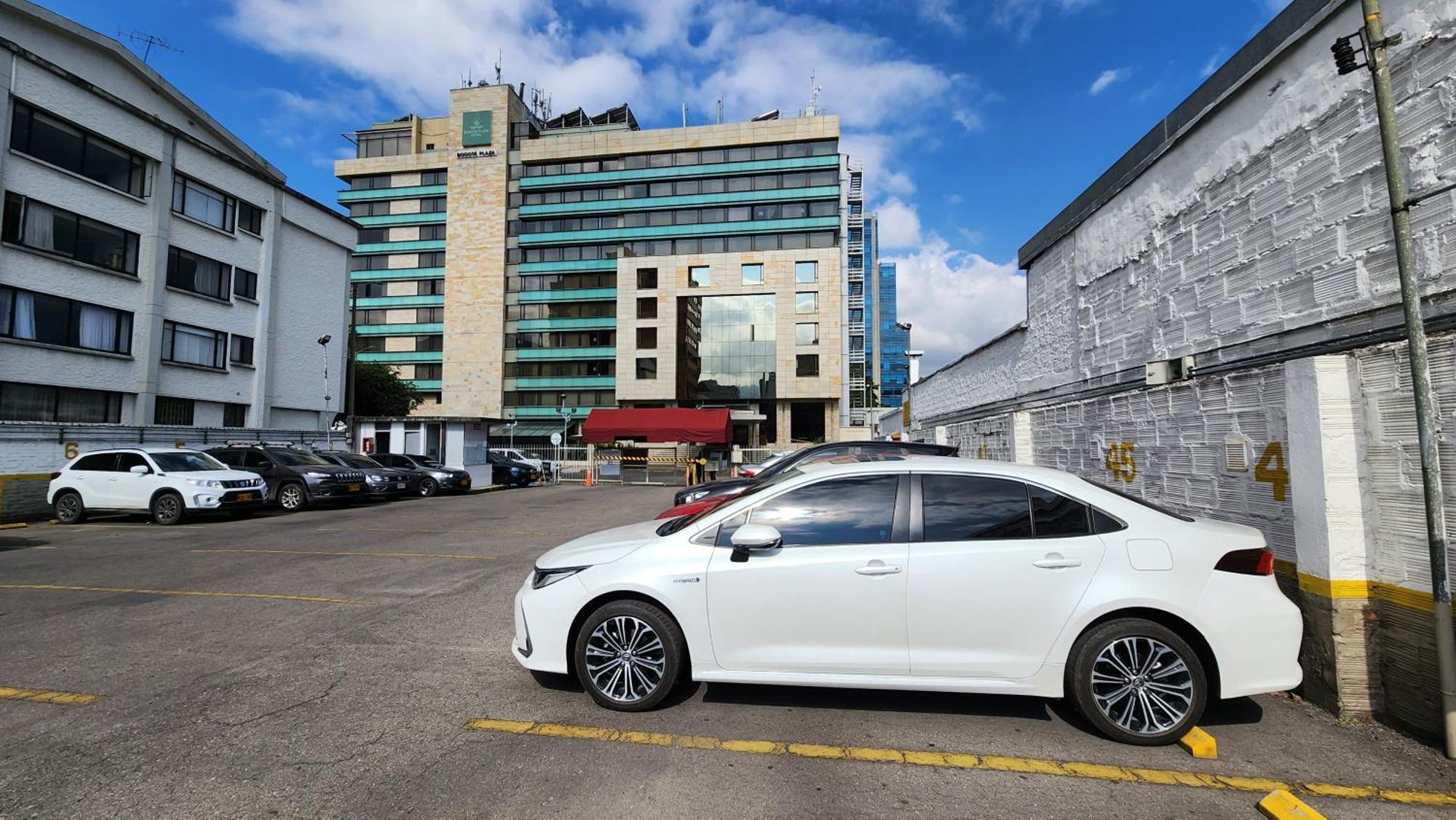 Bogota Plaza Hotel Exterior foto Toyota Corolla Sedan